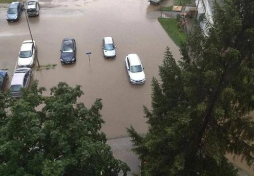 Nevrijeme protutnjalo Srbijom: Na ulicama potop, iščupana stabla, oluja iza sebe ostavila haos (Foto)