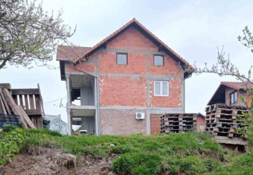 Zvornik: U Branjevu svakog dana strahuju zbog klizišta, tlo ne miruje