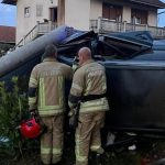 Nezgoda: Automobilom sletio i udario u banderu kod Prijedora, vozača izvlačili vatrogasci (Foto)