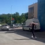 Prizor nasmijao mnoge: Sa jagnjetom na ramenu vozio trotinet (Video)
