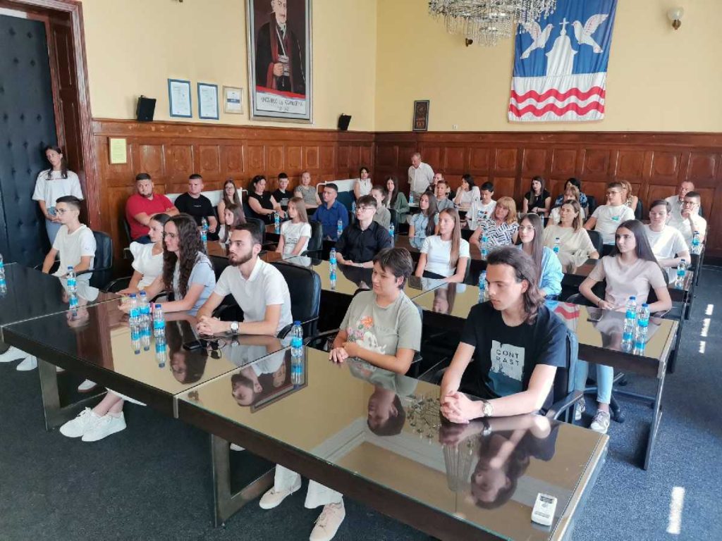 Bijeljina: Nagrađeni učenici generacije osnovnih i srednjih škola