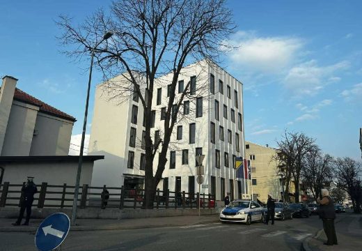Bijeljinac snaji prijetio pred djecom: ”Ako zoveš policiju ovo ti sljeduje…”