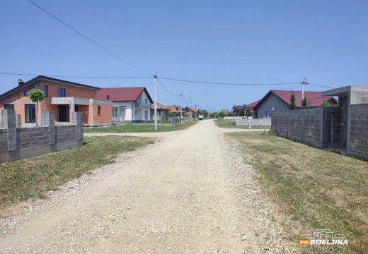 “Dali smo pare, a skoro ništa nismo dobili”: Deset godina grade naselje Knez Ivo u Bijeljini, još nisu završili