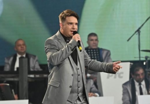 Ljeto u Bijeljini: Večeras nastup Milana Stojčinovića na “Otvorenoj sceni”