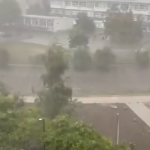 Pljusak i jak vjetar: Nevrijeme protutnjalo kroz grad u BiH (Video)