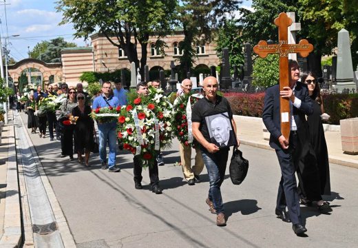Den Tana sahranjen u Beogradu: Ćerke i supruga neutješni, na sahrani bili i fudbaleri, političari i biznismeni