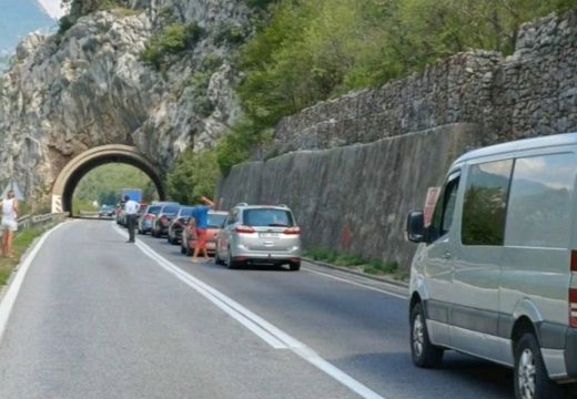 BiH: Motorom sletio u rijeku i poginuo, zatvoren put Jablanica – Mostar
