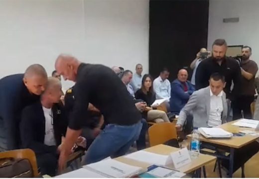 Haos u Skupštini Doboja: Obezbjeđenje iznijelo odbornike opozicije
