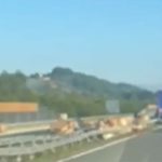 Nezgoda na auto-putu “9. januar”: Prosuo se teret iz kamiona (Video)