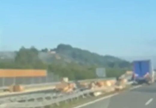 Nezgoda na auto-putu “9. januar”: Prosuo se teret iz kamiona (Video)