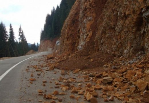 Vozači, budite na oprezu: Klizavi kolovozi, opasnost od odrona u usjecima