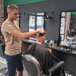 Barber house: Besplatno šišanje za đake prvake
