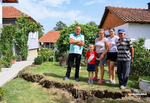Supružnici Vujić iz Ugljevik Sela: Kuća nam klizi, ugrožena su nam djeca, a u RiTE nam se podsmijavaju (Video)