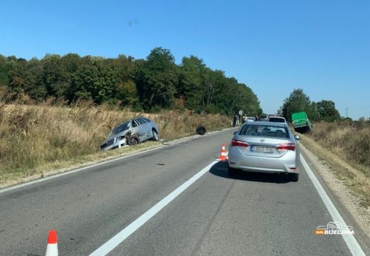 Hronika: Udes kod Bijeljine, kombi i automobil u kanalu