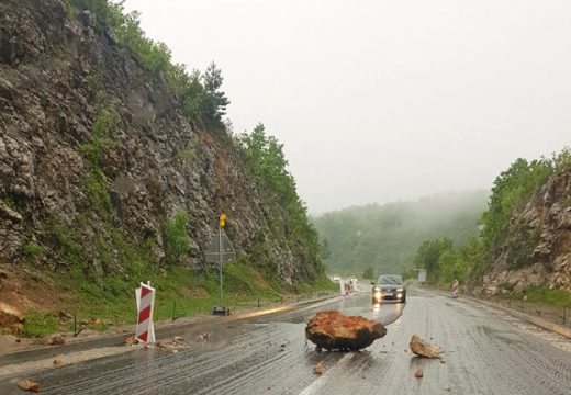 Vozačima se savjetuje oprezna vožnja: Klizišta, odroni i gužve na granicama
