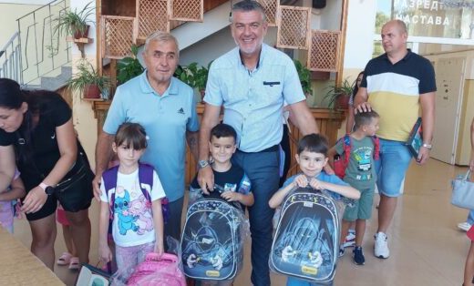 Bijeljina: 186 učenika OŠ “Meša Selimović“ u Janji dobilo školske torbe i pribor
