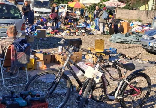 U Ulici 27. marta: Buvlja pijaca za svačiji džep (Foto)