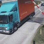 Opasna scena kod Stanara: Kamion polomio rampu, muškarac je trčeći uklonio s pruge (Video)