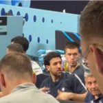 Vasilije Micić uočio svog dvojnika na tribinama pa mu poručio: “Hajde da se zamijenimo brate” (Video)