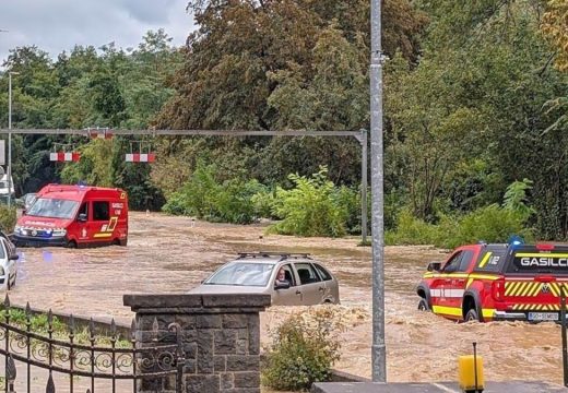 Oluja poharala dio Slovenije: Ulice pod vodom, vatrogasci spasavali vozače, pala rekordna količina kiše (Foto)
