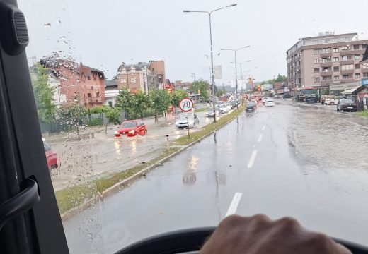 Danas oprezno: Kolovozi mokri, upozorenje vozačima zbog učestalih odrona