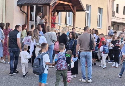 Počela još jedna školska godina: Više đaka prvaka u klupama