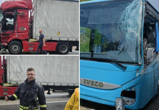 Sudar autobusa Oružanih snaga BiH i kamiona: Povrijeđen vozač i vojnik (Foto)
