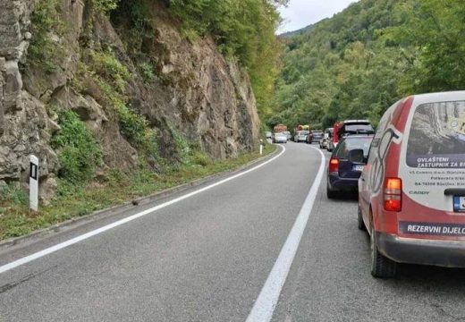 Tragedija kod Jajca: Motociklista poginuo u sudaru sa kamionom, saobraćaj potpuno obustavljen