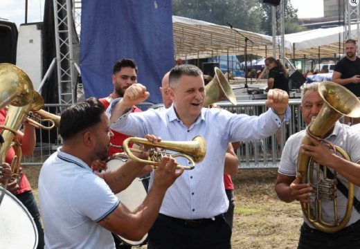 Banjaluka: Zapjevali Rada Manojlović i Vlado Đajić na Kotlićijadi u Česmi (Video)