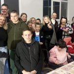 BIJELJINA: Aktiv žena Ujedinjene Srpske donirao godišnje karte i knjige Udruženju “Bijeljinska djeca – Suncokreti“ (Foto)