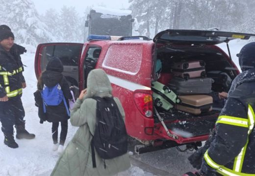 Drama na Divčibarama: Dva autobusa puna đaka ostala zavejana u snijegu