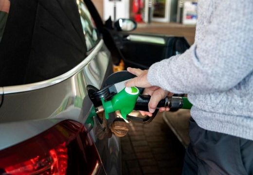 Upalila se lampica za gorivo: Evo koliko kilometara još stvarno možete da pređete