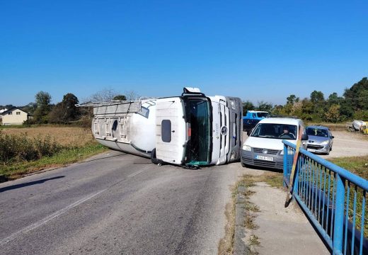 Obustavljen saobraćaj: Kamion se prevrnuo na putu Srbac-Razboj