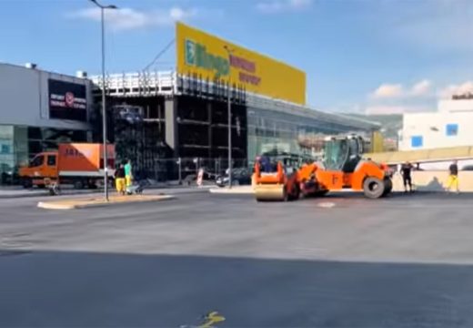 Balkanci u čudu gledaju scenu s parkinga: “Ovo samo u Bosni ima” (Video)