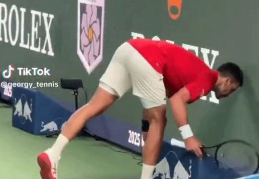 Teški uslovi: Đoković povraćao tokom meča u Šangaju (Video)