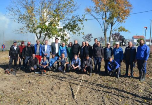 Lopare: Mještani Mrtvice uređjuju zemljište pored crkvene porte (foto)