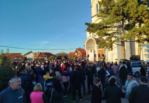 Mještani Patkovače poručili: Ne damo svog sveštenika (Foto)