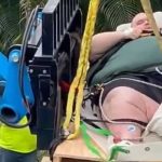 SAD: Muškarca od 272 kilograma pomoću krana iznijeli iz njegovog doma (Video)