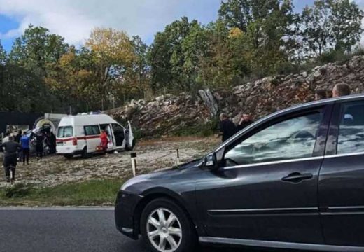 Teška nesreća u BiH: Poginule dvije osobe, autom udarili u zid pored puta