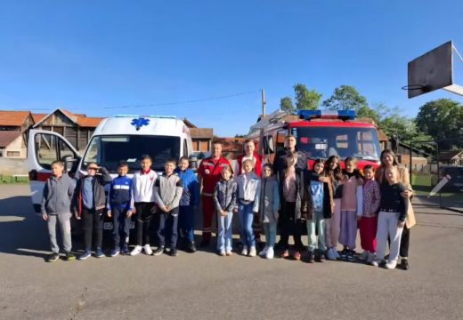 OŠ „Vuk Karadžić“ Bijeljina: PO Amajlije – Vatrogasci i hitna pomoć u posjeti učenicima povodom Dječije nedjelje (Foto)