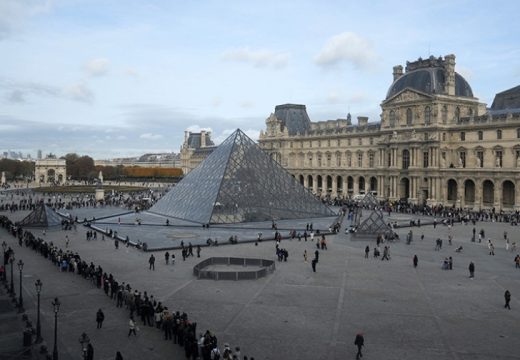 Nakon krađe vrijednog nakita: Objavljen snimak bijega pljačkaša iz Luvra (Video)