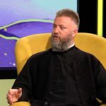 “Ovaj čovjek treba da bude primjer svima nama”: Otac Predrag Popović podijelio fotografiju iz Bijeljine koja vraća vjeru u dobrotu (Foto)