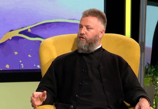 “Ovaj čovjek treba da bude primjer svima nama”: Otac Predrag Popović podijelio fotografiju iz Bijeljine koja vraća vjeru u dobrotu (Foto)