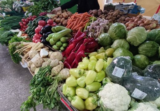 Bogata ponuda, ali cijena paprena: Za domaći ajvar kod nas treba izdvojiti i do 200 KM