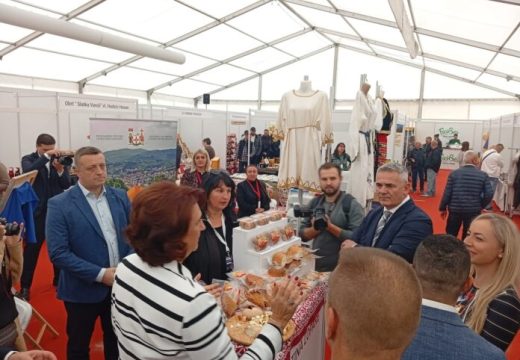 Njegovanje tradicije: Priznanje za štand opštine Lopare, na 19. Međunarodnom sajmu privrede u Brčkom