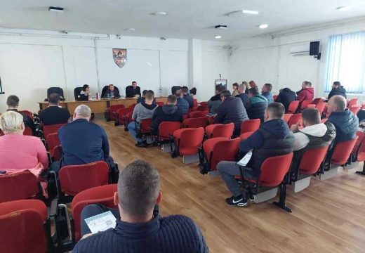 Kozarska Dubica: Održan sastanak o Programu dodjele zapuštenog poljoprivrednog zemljišta