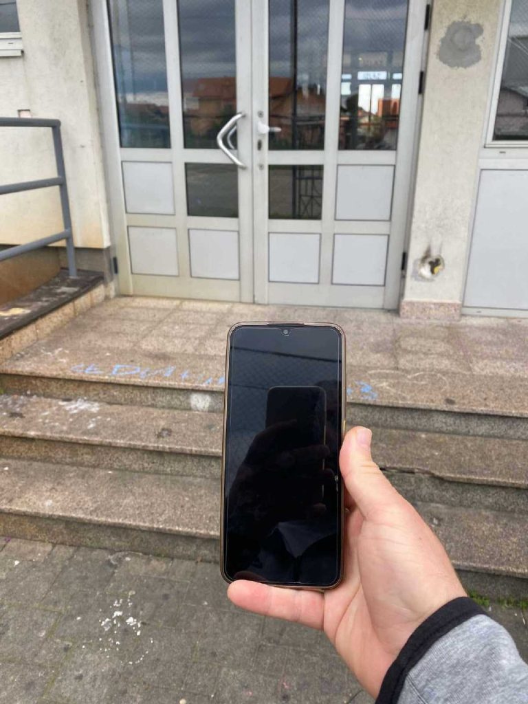 Bijeljina: Pronađen telefon u naselju Koviljuše (Foto)