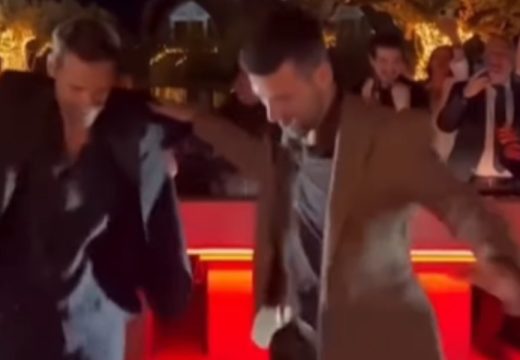 Nole uživa u Atini: Srpski teniser zaigrao sirtaki sa grčkim pjevačem (Video)