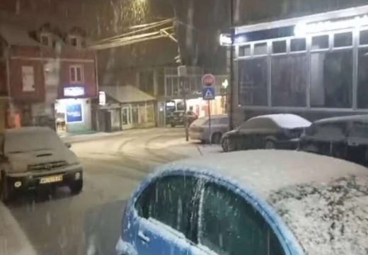 Prijeti opasnost od poplava: Zavejao snijeg u Srbiji, ulice se bijele (Video)