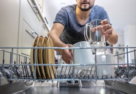 Uklonite bijele fleke: Jednostavan način da vaše čaše opet blistaju